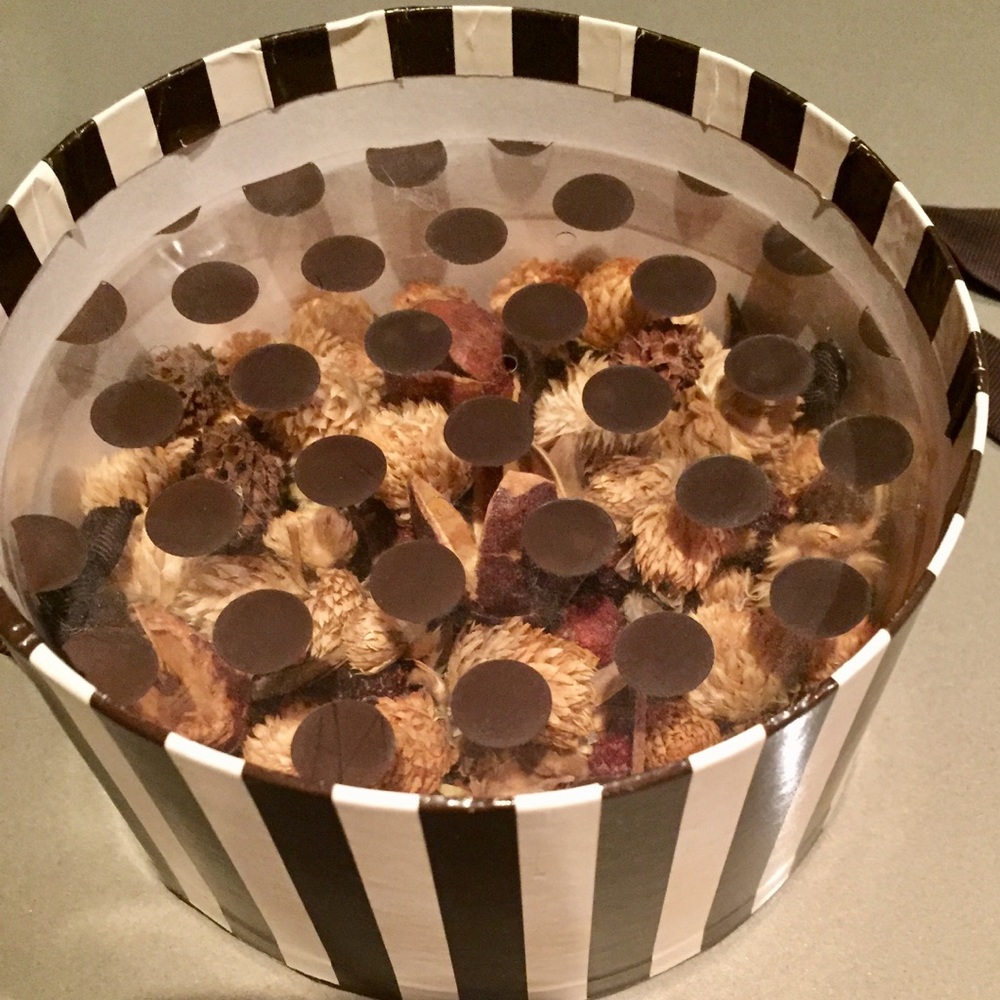 HENRI BENDEL - (2) HB HATBOXES + GIFT - Picture 7 of 8